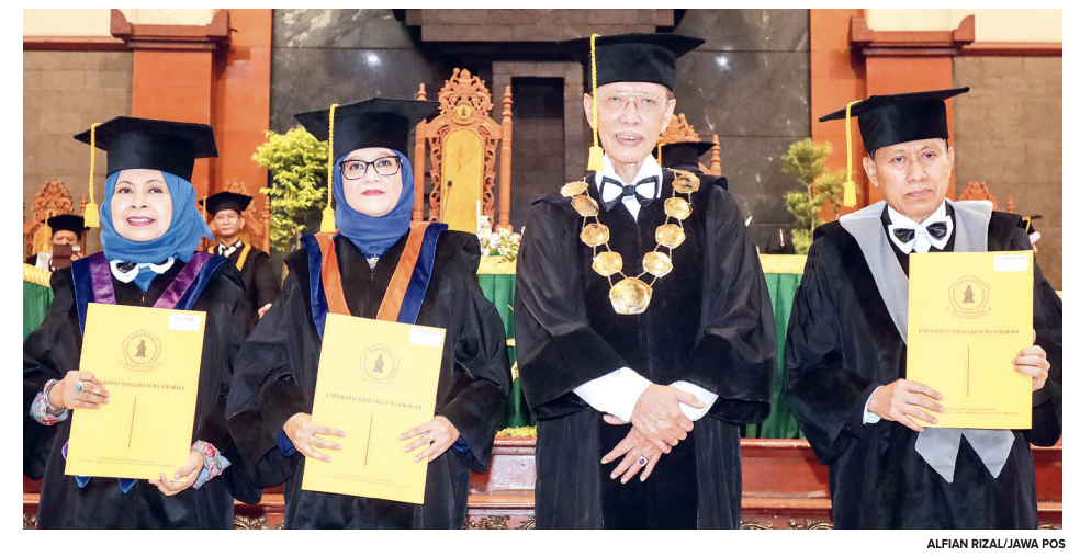 guru besar uwks bersama rektor