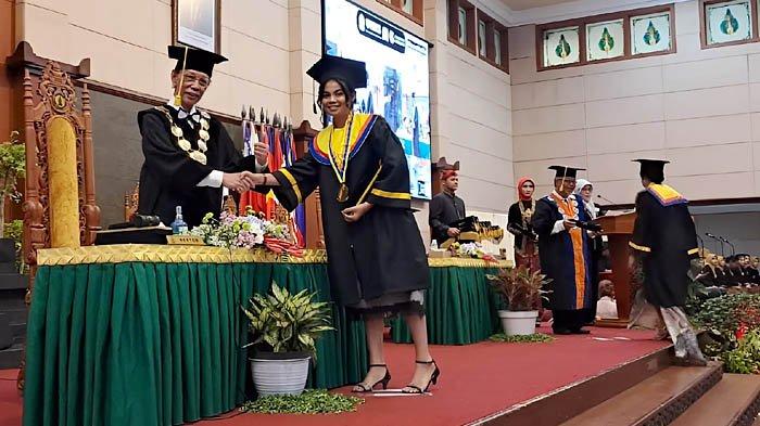 rektor uwks wisuda